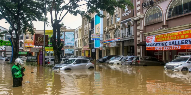 பாலியில் வெள்ளப்பெருக்கு : 14 பேர் உயிரிழப்பு