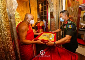 இராணுவக் கொடிகளுக்கு தலதா மாளிகையில் ஆசீர்வாதம்!