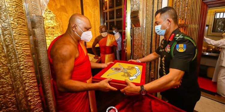 இராணுவக் கொடிகளுக்கு தலதா மாளிகையில் ஆசீர்வாதம்!