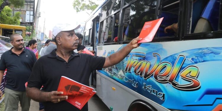 யாழில் நிமலராஜனுக்கு அறிக்கை விநியோகம்