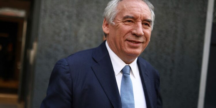 பதவி விலகினார் பிரான்ஸ் பிரதமர்