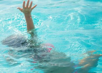 நீச்சல் தடாகத்தில் மூழ்கி இளைஞன் உயிரிழப்பு!