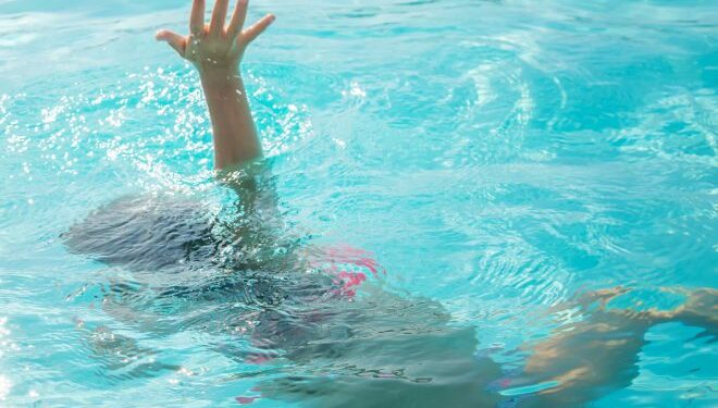 நீச்சல் தடாகத்தில் மூழ்கி இளைஞன் உயிரிழப்பு!