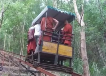 விகாரையில் கோர விபத்து : 7 பிக்குகள் பலி!