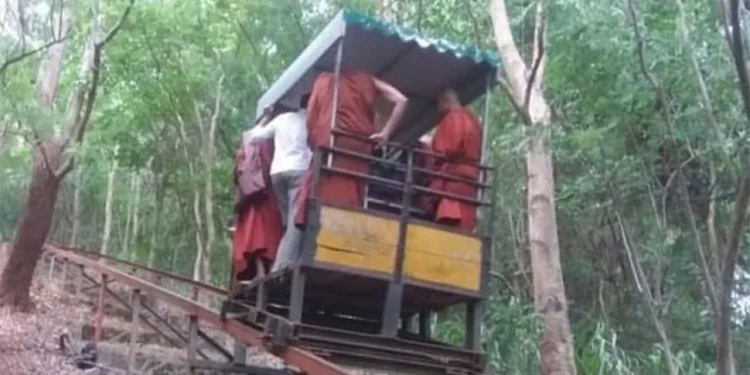 விகாரையில் கோர விபத்து : 7 பிக்குகள் பலி!