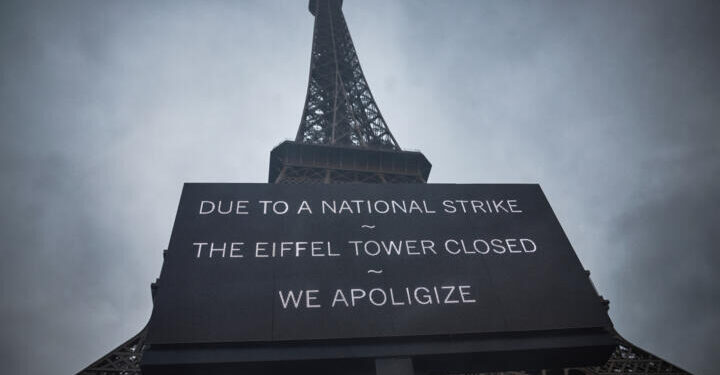 மூடப்பட்ட ஈபிள் கோபுரம்