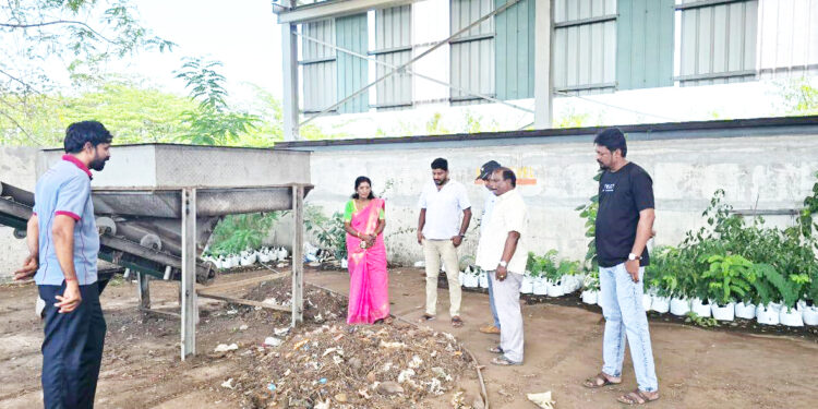 திண்மக்கழிவு முகாமைத்துவத்தை பார்வையிட்ட யாழ்.மாநகர முதல்வர் தலைமையிலான குழுவினர்!