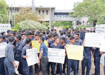 உப அதிபரின் இடமாற்றத்துக்கு எதிர்ப்பு தெரிவித்து ஜேர்மன் தொழிற்பயிற்சி நிலைய மாணவர்கள் கவனயீர்ப்பு