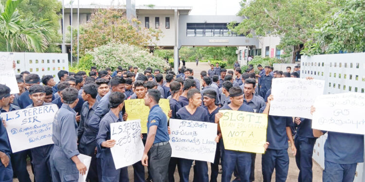 உப அதிபரின் இடமாற்றத்துக்கு எதிர்ப்பு தெரிவித்து ஜேர்மன் தொழிற்பயிற்சி நிலைய மாணவர்கள் கவனயீர்ப்பு