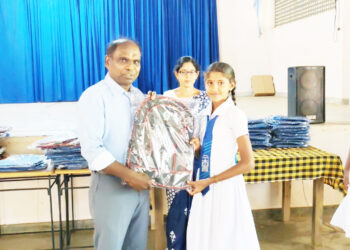 மாணவர்களுக்கு புத்தகப்பைகள் வழங்கல்!