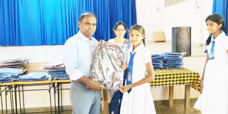 மாணவர்களுக்கு புத்தகப்பைகள் வழங்கல்!