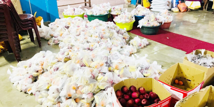 கந்தசஷடி விரதத்தை முன்னிட்டு அடியவர்களுக்கு பழப் பொதிகள்