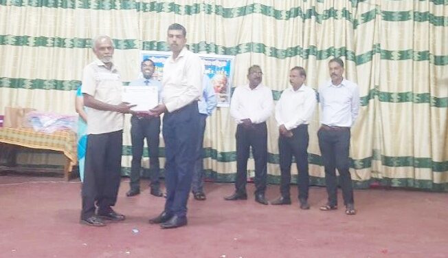 பொது அறிவுத் தேர்வில் முதலிடம் பெற்றவருக்கு விருது வழங்கிவைப்பு