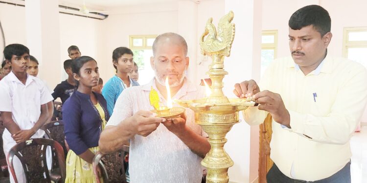 நினனவுப் பரிசாக கற்றல் உபகரணங்கள்!