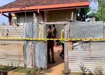 வீசப்பட்ட குழந்தை : 17 வயதுப் பெற்றோர் கைது!