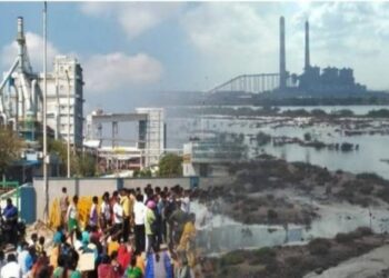 இடிந்து விழுந்த வளைவு : 9 பேர் பலி!