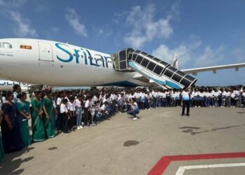 ஆகாயத்தில் பறந்த சிறுவர்கள்!