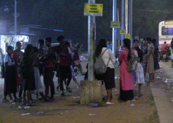 மாணவர்களை ஏற்றிச் செல்லாத அரச பேருந்துகள்!