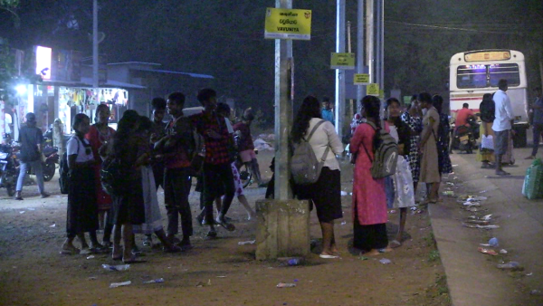 மாணவர்களை ஏற்றிச் செல்லாத அரச பேருந்துகள்!