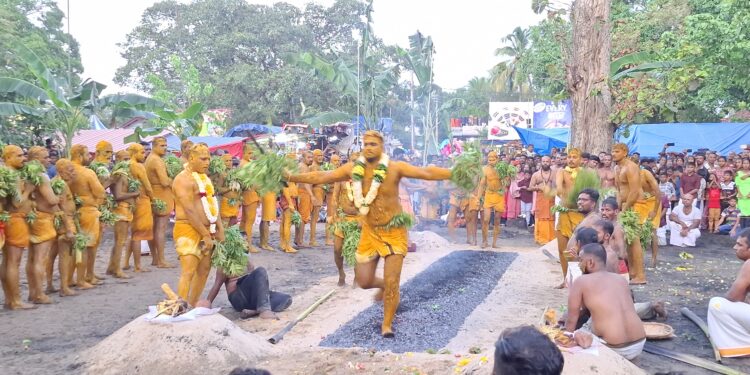 பாண்டிருப்பு திரௌபதை அம்மன் : தீ மிதிப்பு திருவிழா