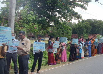 இடமாற்றம் வழங்கக்கோரி போராட்டம்!