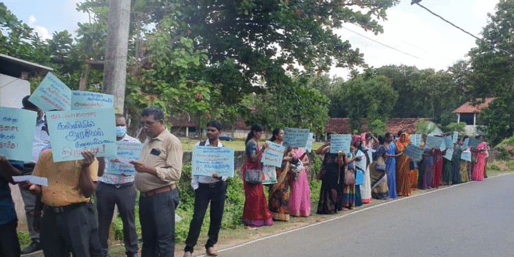 இடமாற்றம் வழங்கக்கோரி போராட்டம்!