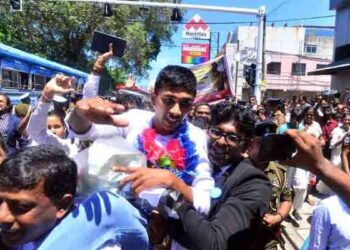 பொலிஸாரைத் தூக்கிக் கொண்டாடிய மக்கள்!