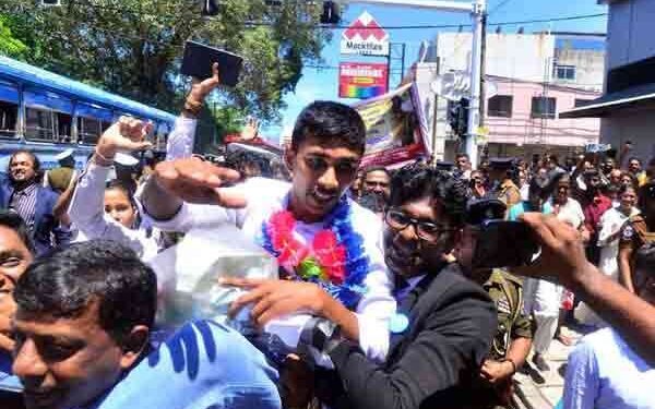 பொலிஸாரைத் தூக்கிக் கொண்டாடிய மக்கள்!