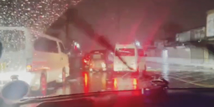 வெள்ளத்தில் மூழ்கிய கொழும்பு!