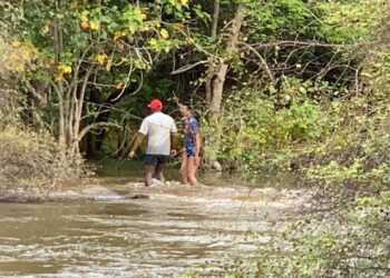 வெள்ளத்தில் சிக்கிய சுற்றுலாப் பயணிகள்!