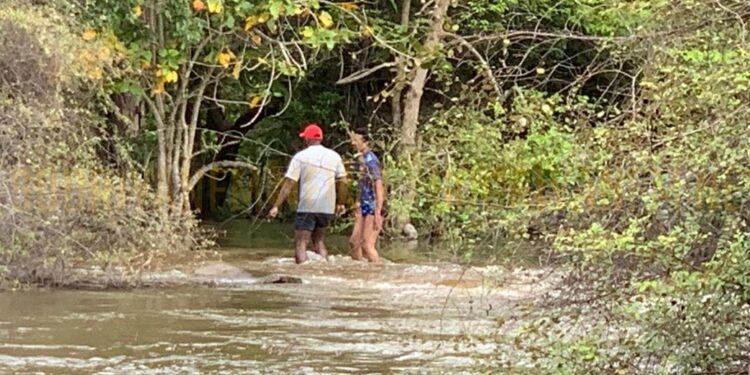 வெள்ளத்தில் சிக்கிய சுற்றுலாப் பயணிகள்!