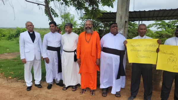 நீதி கேட்டு செம்மணி அணையா தீப முற்றத்தில் போராட்டம்!