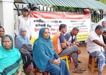 கொட்டு மழை : விவசாயிகள் போராட்டம்!