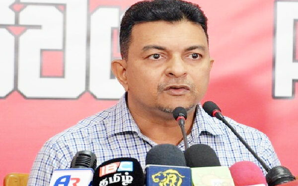 பெக்கோ சமனின் தொலைபேசியில் நாமல் சேர், மகே சேர் ராஜபக்ஷ என்ற பெயர்கள் பதியப்பட்டுள்ளன