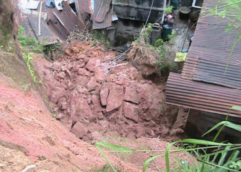 வீட்டின் மீது விழுந்த மண்மேடு!