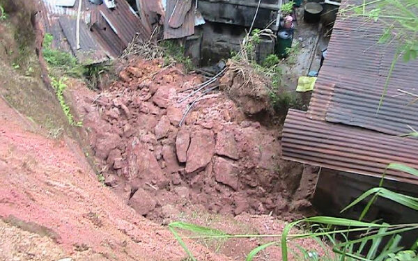 வீட்டின் மீது விழுந்த மண்மேடு!