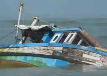 மீன்பிடிப் படகு விபத்து : இருவர் மாயம்