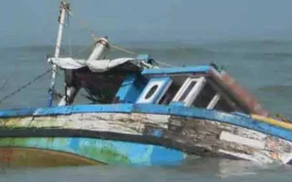 மீன்பிடிப் படகு விபத்து : இருவர் மாயம்