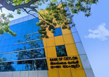 இலங்கை வங்கி ஊழியர்களின் தீப்பந்தப் போராட்டம்