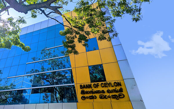 இலங்கை வங்கி ஊழியர்களின் தீப்பந்தப் போராட்டம்