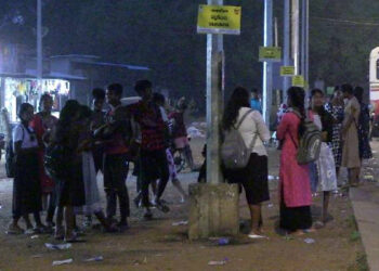 பேருந்தில் பயணிக்க முடியாத நிலை : மாணவர்கள் விசனம்