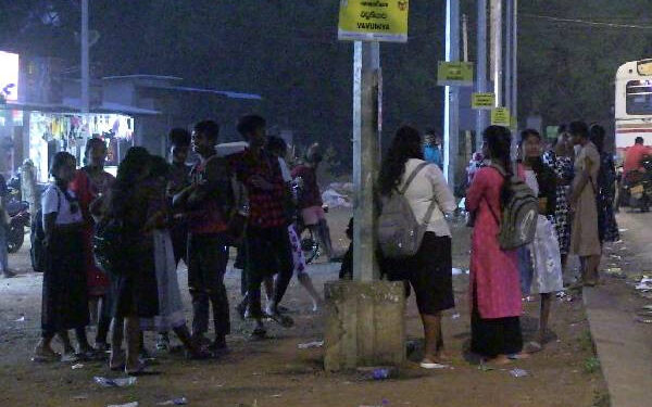 பேருந்தில் பயணிக்க முடியாத நிலை : மாணவர்கள் விசனம்