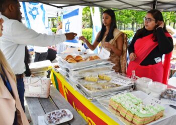 தீபாவளியை முன்னிட்டு புதுக்குடியிருப்பில் பொருள் கொள்வனவில் மக்கள் ஆர்வம்!