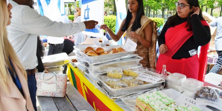 தீபாவளியை முன்னிட்டு புதுக்குடியிருப்பில் பொருள் கொள்வனவில் மக்கள் ஆர்வம்!