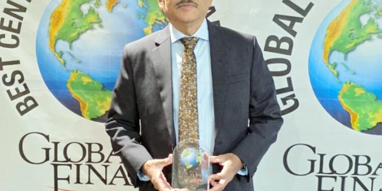 மத்தியின் வங்கி ஆளுநர் ‘ஏ கிரேட்’ விருது பெற்றார்