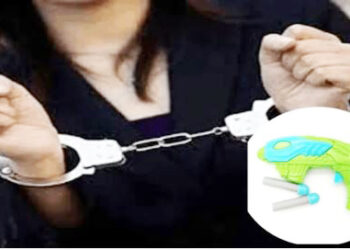 விளையாட்டு துப்பாக்கியுடன் நீதிமன்றுக்குள் நுழைந்த பெண் ஒருவர் கைதானார்