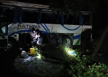 மன்னாரில் பயணிகள் பேருந்து விபத்து : ஒருவர் பலி!