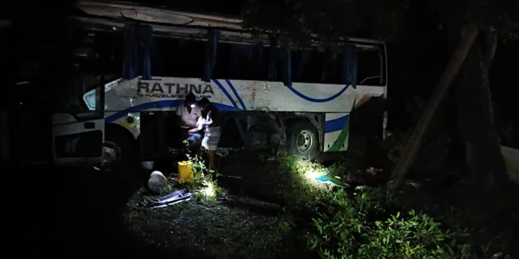 மன்னாரில் பயணிகள் பேருந்து விபத்து : ஒருவர் பலி!