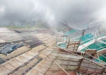 குருநாகலில் கடும் காற்று : 100 வீடுகள் சேதம்!