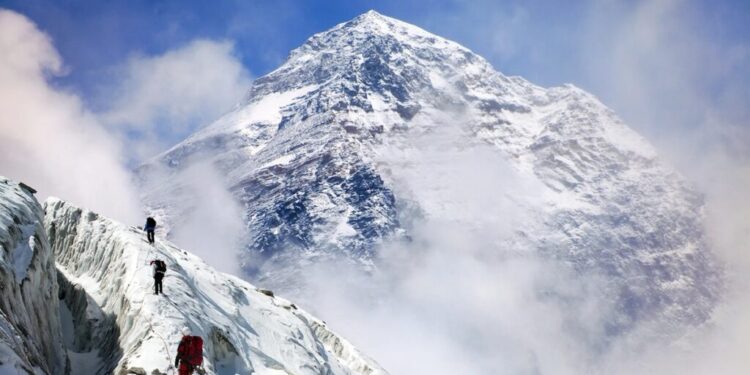 எவரெஸ்ட் பனிப்புயலில் ஒருவர் பலி!